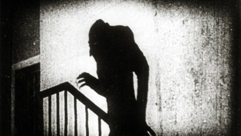 Der Schatten Nosferatus (Max Schreck) im Flur vor dem Schlafzimmer von Ellen Hutter (aus "Nosferatu" von Murnau (1922)).