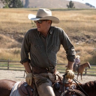 Kevin Costner in der Serie Yellowstone auf einem Pferd