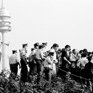 Olympia Attentat 1972 bei den Olympischen Spielen in München Polizei versucht Schaulustige zurück zu drängen