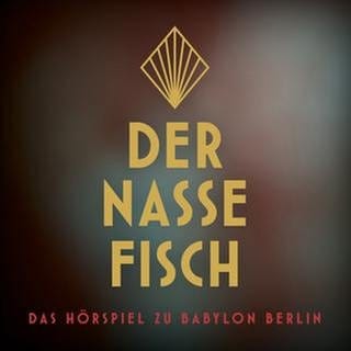 junge Frau geschminkt im Stil der 20er Jahre und Logo der Serie "Der nasse Fisch"