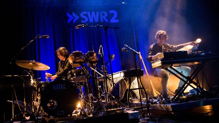 Die Band Tomaga mit Valentina Magaletti am Schlagzeug und Tom Relleen am Modularsynthesizer beim Auftritt im E-Werk Freiburg 2020