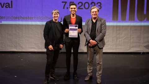 Holger Schulze (Intendant Theater Heidelberg), Preisträger Lamin Leroy Gibba und Juror Manfred Hess (SWR) (v.l.n.r.)