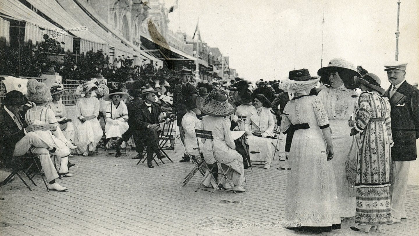 Menschenmenge am Strand von Cabourg in der Normandie um 1900