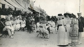 Menschenmenge am Strand von Cabourg in der Normandie um 1900