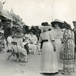 Menschenmenge am Strand von Cabourg in der Normandie um 1900