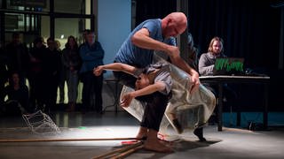 "In my Room - Cutouts" Performance von Emi Miyoshi, Jürgen Oschwald und Epghraim Wegner.