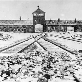 KZ Auschwitz, Einfahrt. Foto zum Hörspiel "Der Krieg geht zu Ende- Teil 1 von 5