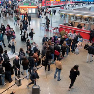 Andrang und lange Warteschlange am Service Schalter der DB Deutsche Bahn 