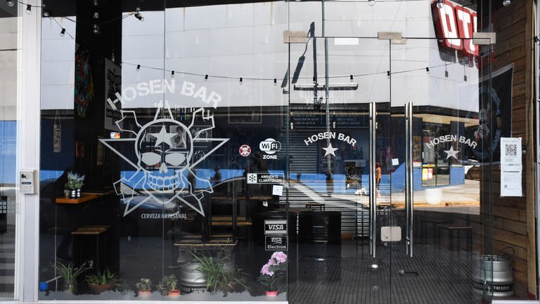 Außenansicht einer Bar mit Emblem der Band „Die Toten Hosen“