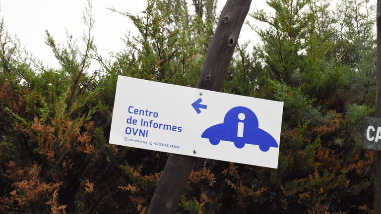 OVNI – Objeto volador no identificado. Wegweiser zum UFO-informations-Zentrum in Capilla del Monte.