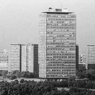 Gebäude des Zentralkomitees des Bundes der Kommunisten Jugoslawiens (vorne) und mehrstöckige Wohngebäude am Lenin-Boulevard im Stadtteil Neu-Belgrad.