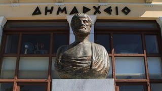 Büste des antiken Philosophen Aristoteles vor dem Rathaus der Hauptstadt Chalkida