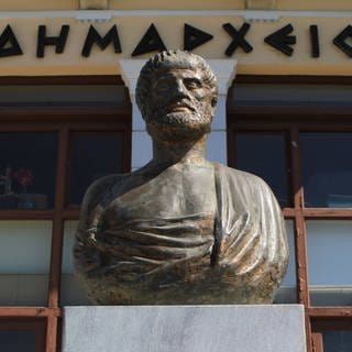Büste des antiken Philosophen Aristoteles vor dem Rathaus der Hauptstadt Chalkida