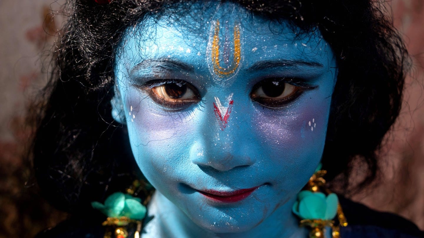 Hindu Kind wie Avatar geschminkt