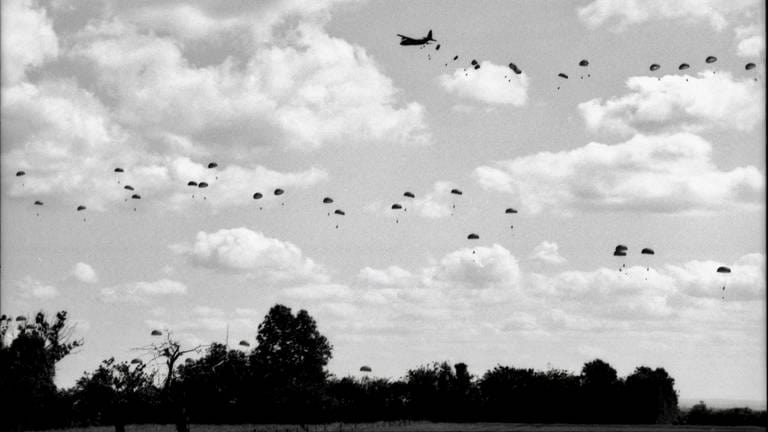 03 Fallschirmspringer über der Normandie, Sainte-Mère-Église am 6.6.1994