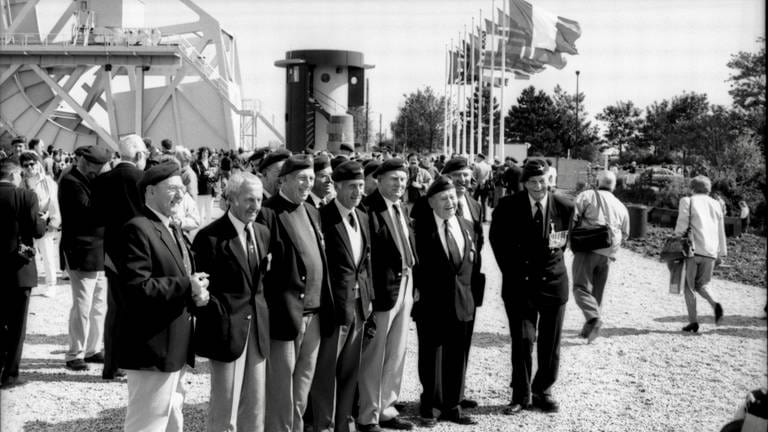 04 Veteranen an der Pegasus Bridge in Bénouville am 6.6.1994