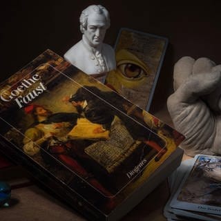 Stillleben mit Büchern, Glaskugel, Tarotkarten, Goethe-Büste und das Buch Faust