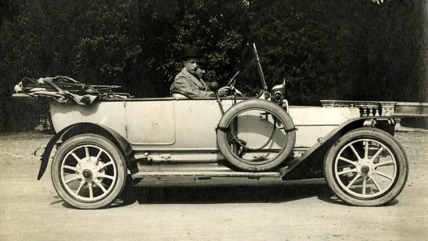 Automobil mit Fahrer um 1900