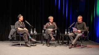 Podiumsgespräch mit Audrey Chen (Vokalsolistin), Leona Jones (Künstlerin) und Frank Halbig (Redaktion und Dramaturgie) auf den ARD Hörspieltagen 2024 (v. l. n. r.).