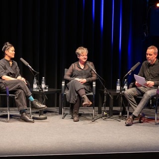 Podiumsgespräch mit Audrey Chen (Vokalsolistin), Leona Jones (Künstlerin) und Frank Halbig (Redaktion und Dramaturgie) auf den ARD Hörspieltagen 2024 (v. l. n. r.).