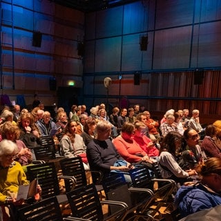 Publikum bei der Live-Aufführung der Klangdomversion von Leona Jones Hörstück "apeiron" bei den ARD Hörspieltagen 2024 im ZKM Kubus in Karlsruhe