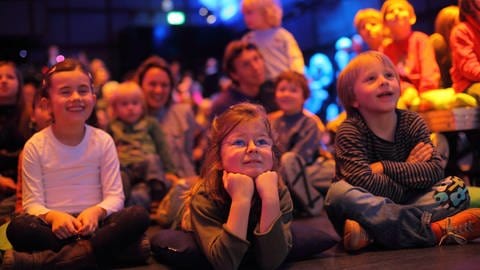 Kinder lauschen gebannt beim Kinderhörspieltag