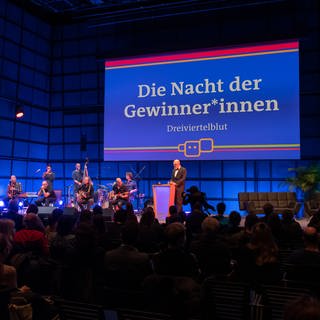 Bühne der "Nacht der Gewinner*innen" bei den ARD Hörspieltagen 2021 im ZKM Karlsruhe