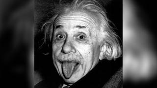 Albert Einstein streckt die Zunge heraus (1951)