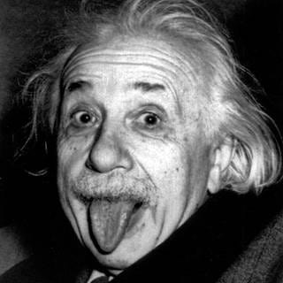Albert Einstein streckt die Zunge heraus (1951)