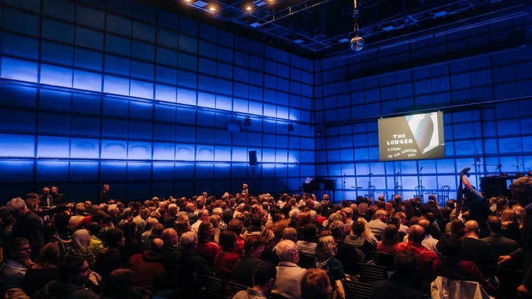 Das Publikum im ZKM Medientheater wartet gespannt auf den Beginn der Aufführung des Live-Hörspiels "Der Mieter".