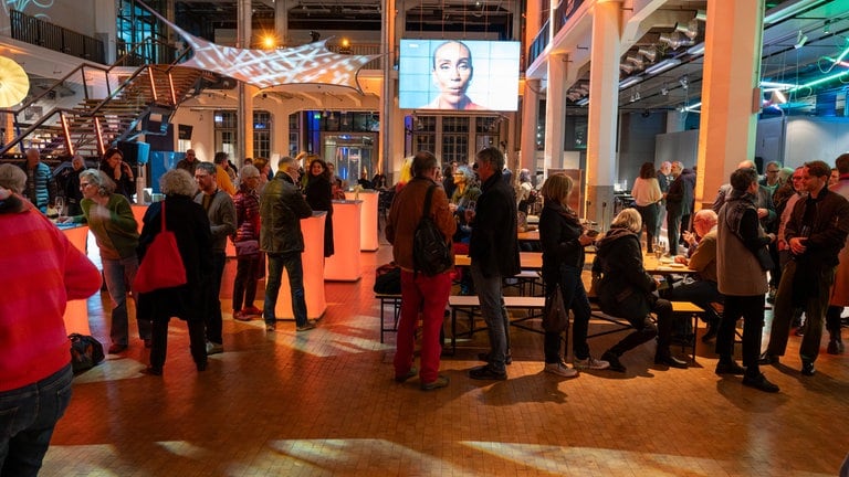 Menschen im Foyer des ZKM