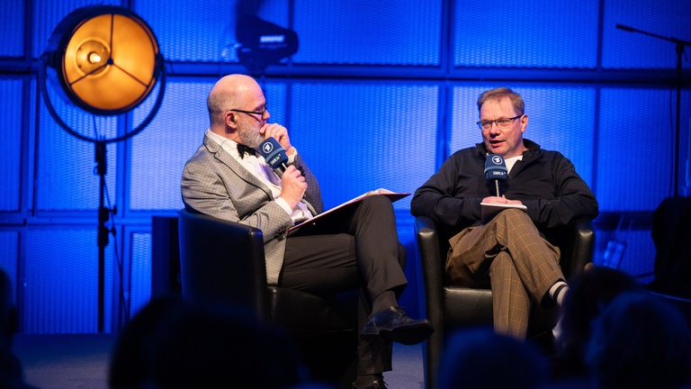 Moderator Thomas Böhm und Hörspielmacher Robert Schoen