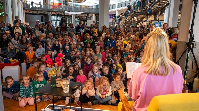 Nina Heuser bei der Lesung im ZKM mit gebannt lauschenden Kindern.