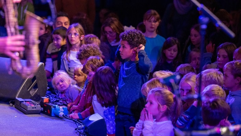 Kinder vor der Bühne beim Kinderkonzert von Äl Jawala