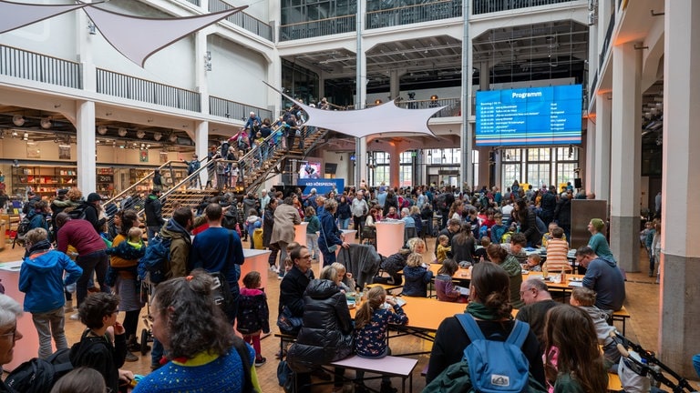 Erwartungsvoll starten die Besucher:innen in den Kinderhörspieltag im Foyer des ZKM.