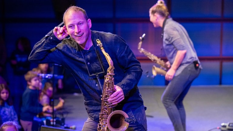 Stefanie Schimmer (Altsaxofon) und Krischan Lukanow am Tenorsaxofon.