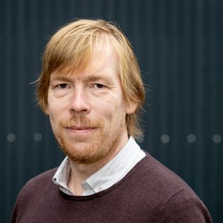 Hannes Seidl vor den Donauhallen in Donaueschingen