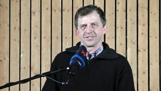 Karl-Sczuka-Preisträger Wolfgang Müller am Rednerpult