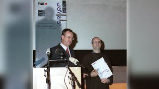 Preisverleihung Karl-Sczuka-Preis 2002: Bernhard Hermann (links), Hörfunkdirektor des SWR, und Stefano Giannotti, Preisträger