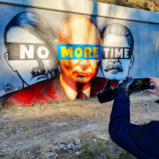  Ein Anti-Kriegs-Wandgemälde von Putin, Hitler und Stalin mit dem Slogan "No More Time" in Danzig