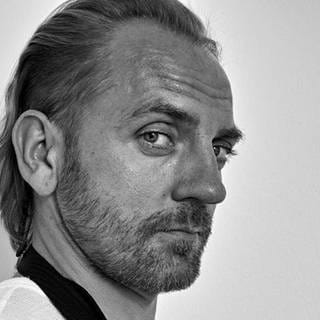 Schwarz-Weiß-Porträt des DJ Sven Väth