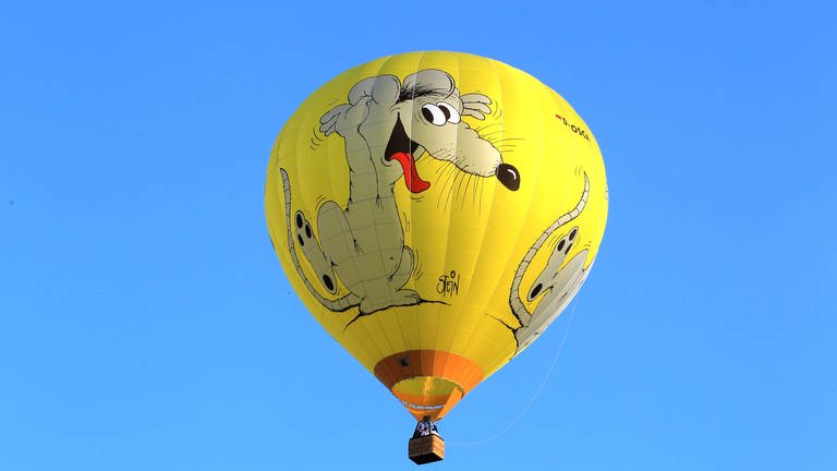 Ein Heliumballon mit einem Motiv Uli Steins.
