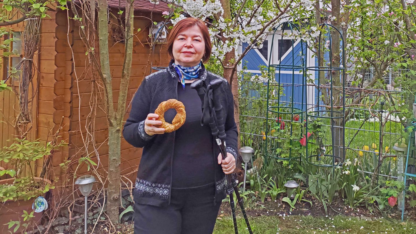 Havva Engin mit einem Sesamkringel, ihrem „Sehnsuchtsgebäck“ aus der Türkei.