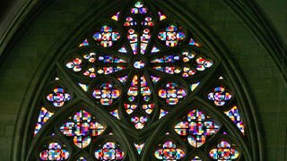 Das von Gerhard Richter gestaltete 113 Quadratmeter große Domfenster ist in Köln im Dom zu sehen
