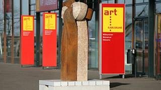 Skulptur zur ART Karlsruhe vor der Messe