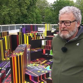 Tobias Rehberger in seiner begehbaren Kunstinstallation "Probegrube"