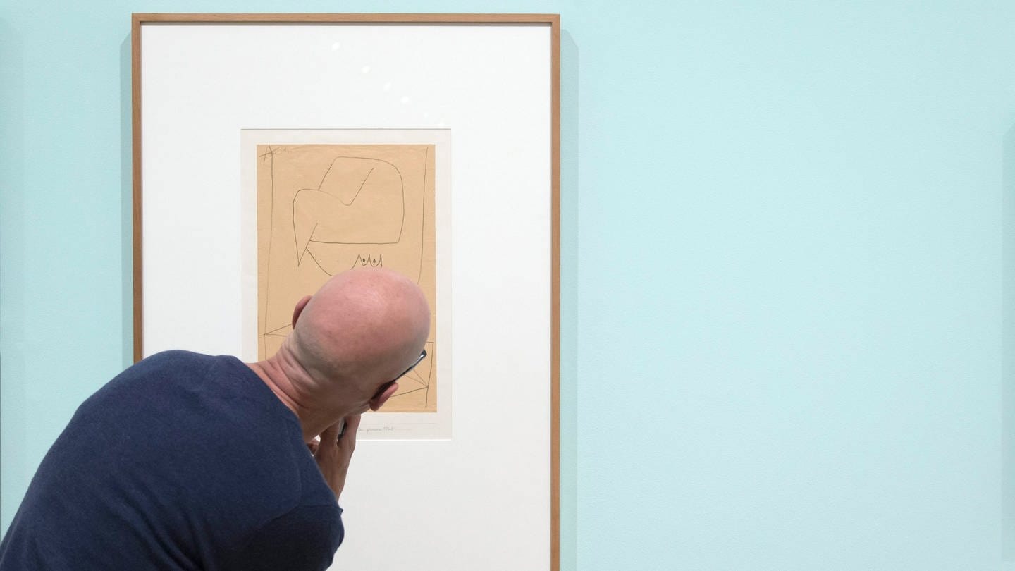 Ein Besucher betrachtet das Bild 'Unter grossem Hut'  vom Deutsch-Schweizer Maler Paul Klee