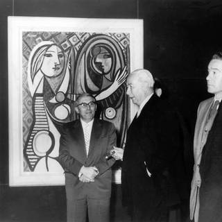 Bundespräsident Theodor Heuss (2.v.l.) im Gespräch mit Professor Arnold Bode (l) vor einem Picasso-Gemälde bei seinem Rundgang über die Documenta