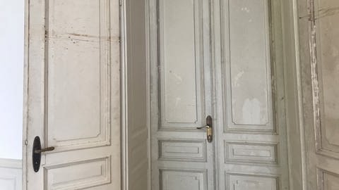 Die ausgemusterten Türen in der Villa Merkel wurden wieder eingehängt