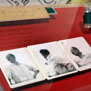 Originalnegative, die ersten Fotos von Adolf Eichmann in Argentinien im Jahr 1960 und die verwendete Leica 35-mm-Kamera werden in der Ausstellung „Operation Finale: Die Gefangennahme und der Prozess gegen Adolf Eichmann“ im Museum of Jewish Heritage in New York gezeigt